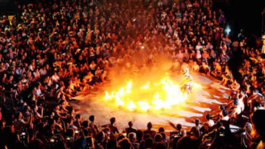 Tari kecak berdasarkan penarinya termasuk kategori tarian