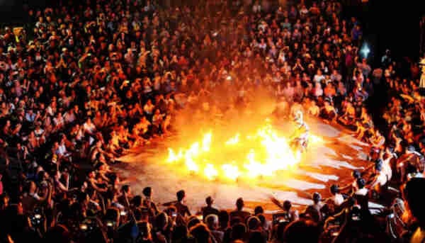 Tari kecak berdasarkan penarinya termasuk kategori tarian